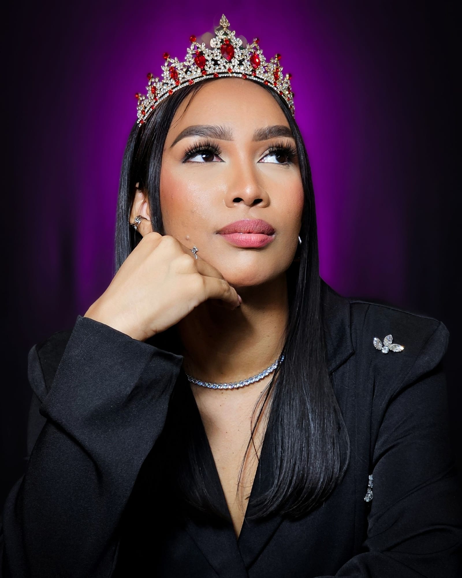Ericka Silva, dona do Studio, em retrato de estúdio com coroa