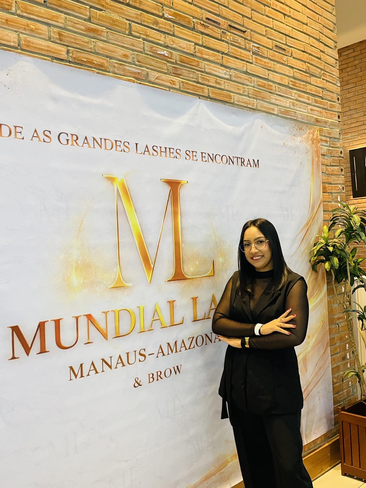 Ericka Silva no encontro Mundial Lashes Manaus, diante do painel do evento