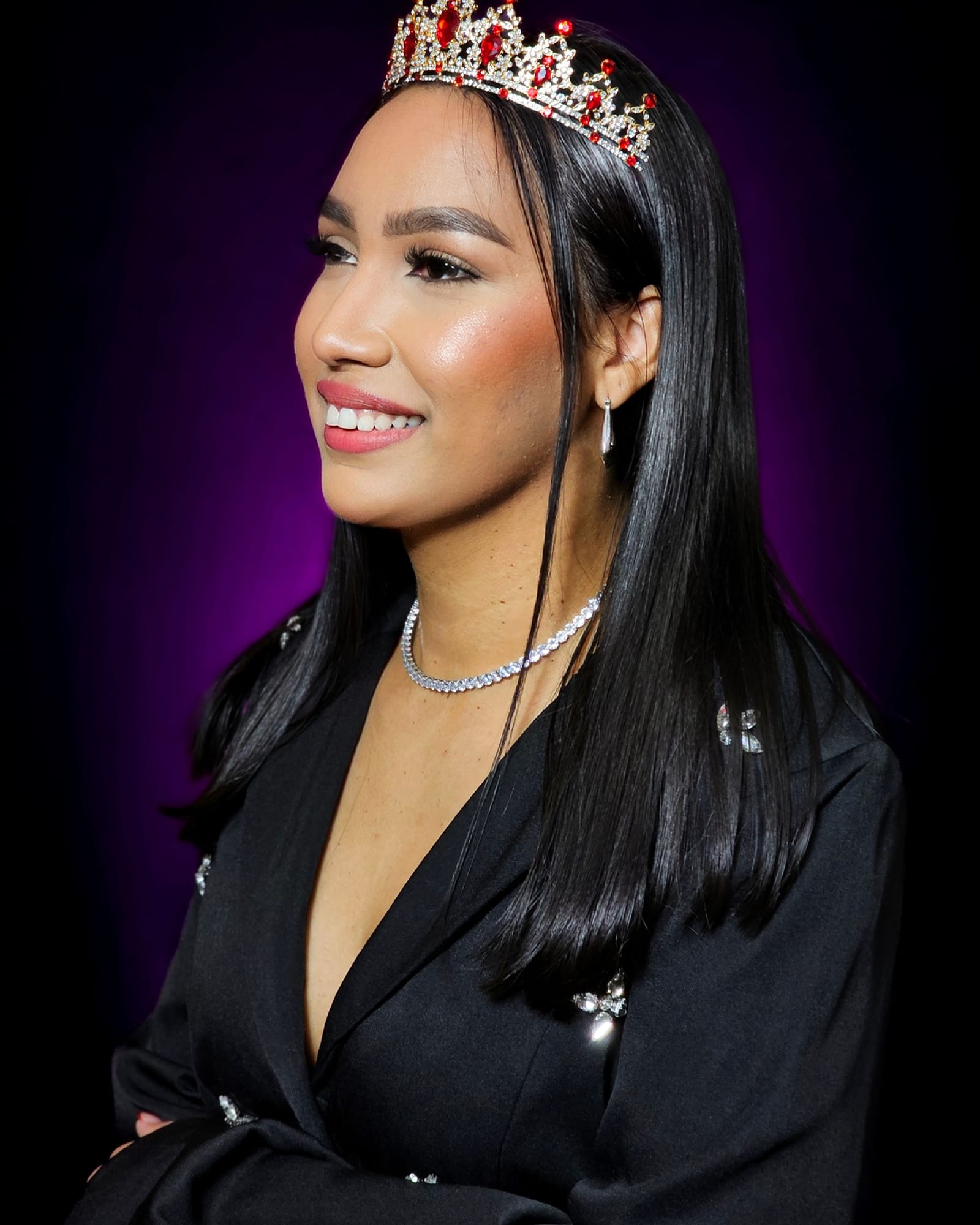Ericka Silva de perfil, sorrindo, em sessão de fotos com coroa