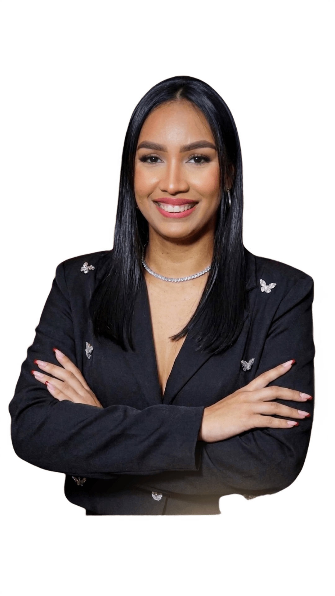 Ericka Silva de braços cruzados, sorrindo, em blazer preto