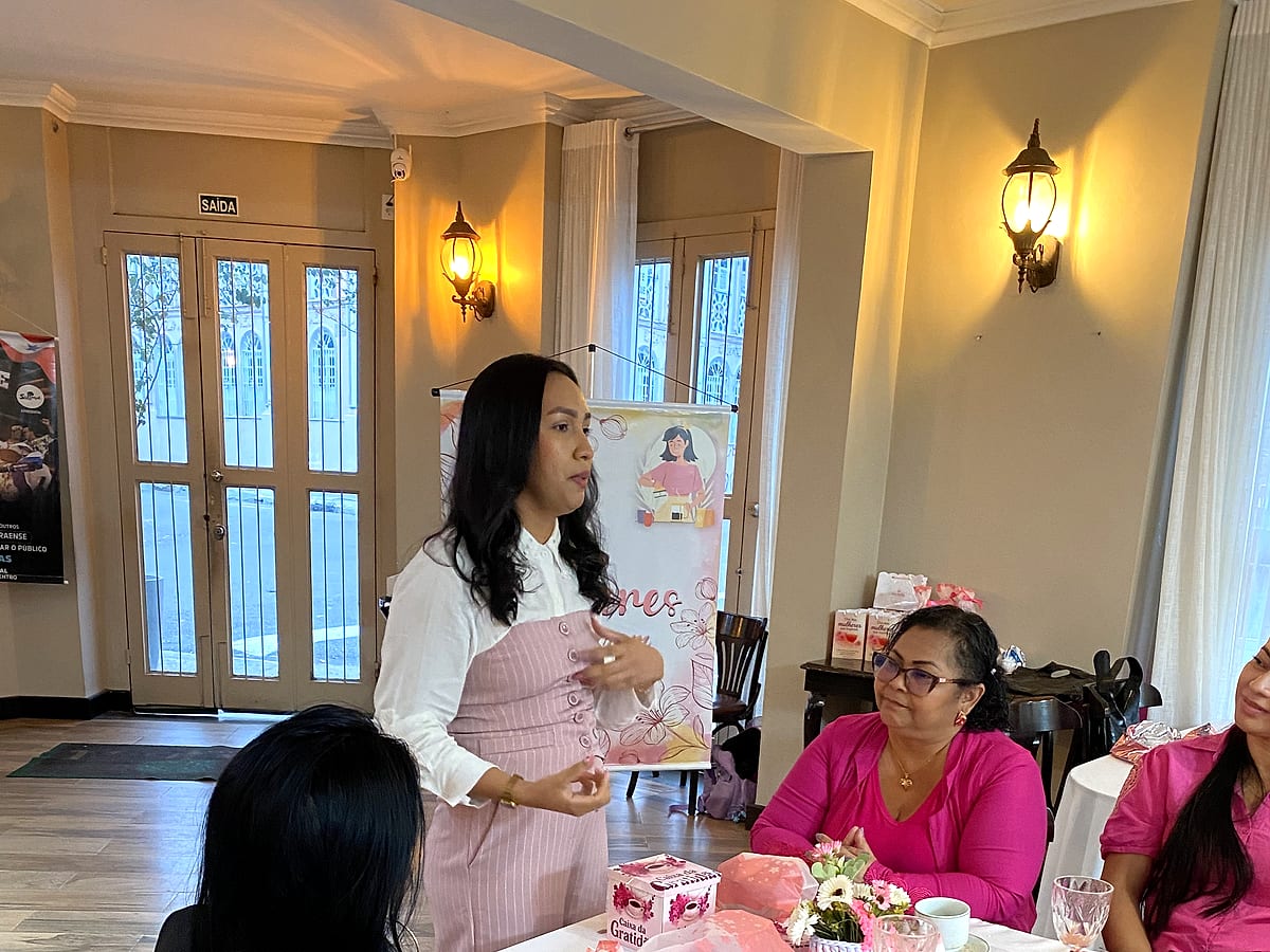 Ericka Silva falando às convidadas do Chá das Mulheres que Inspiram