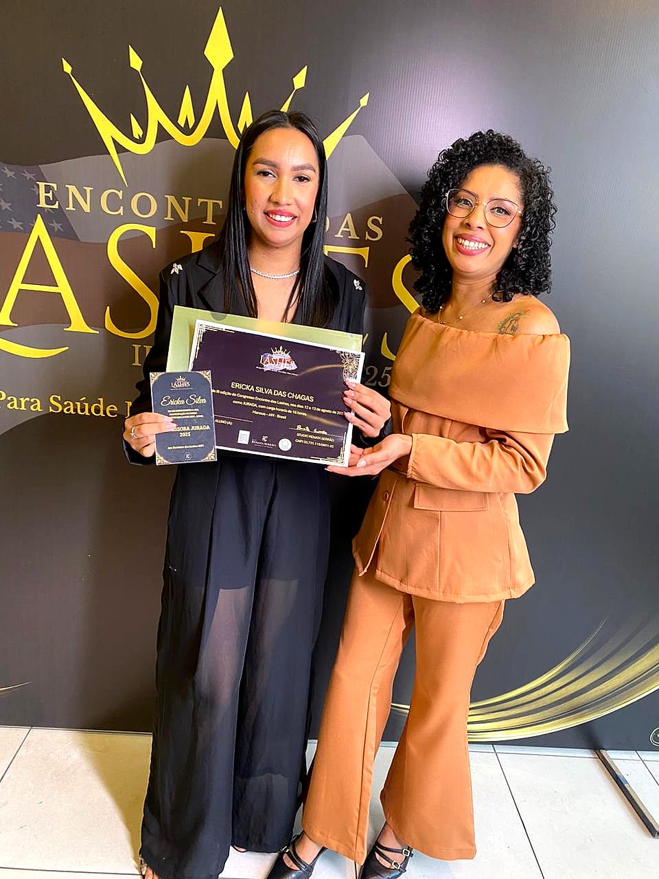 Ericka Silva recebendo o certificado de Professora Jurada no Encontro das Lashes 2025
