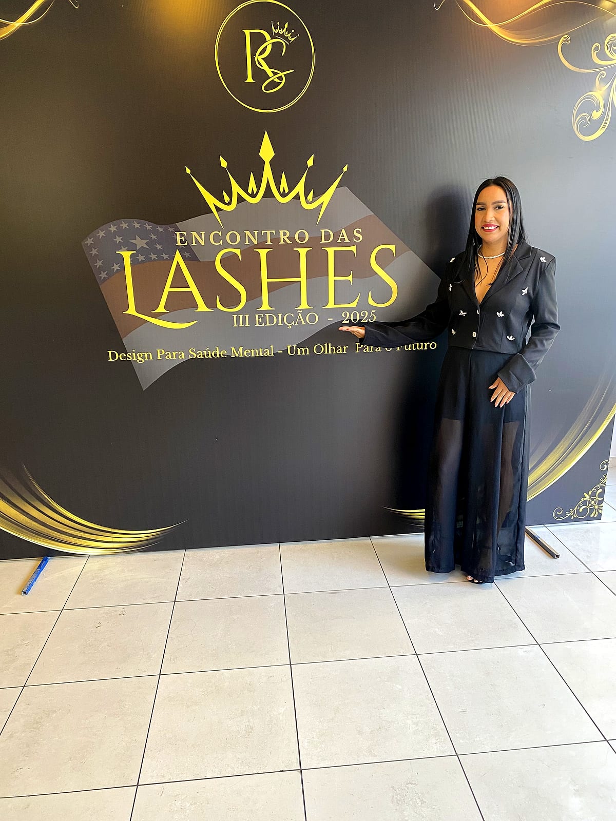 Ericka Silva diante do painel do Encontro das Lashes III Edição 2025, em Manaus