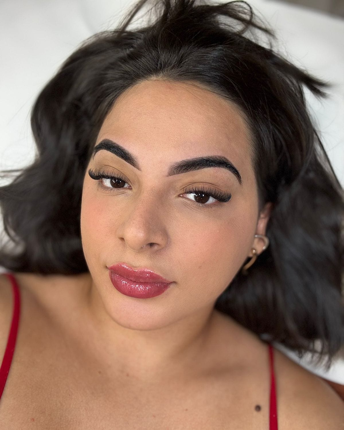Volume Brasileiro — Leques abertos em cada cílio natural: densidade visível, com fio fino e leve.