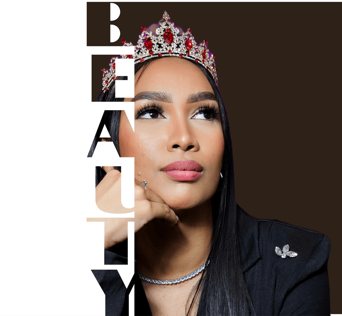 Ericka Silva de coroa, olhando para cima, ao lado da palavra BEAUTY em letras vazadas