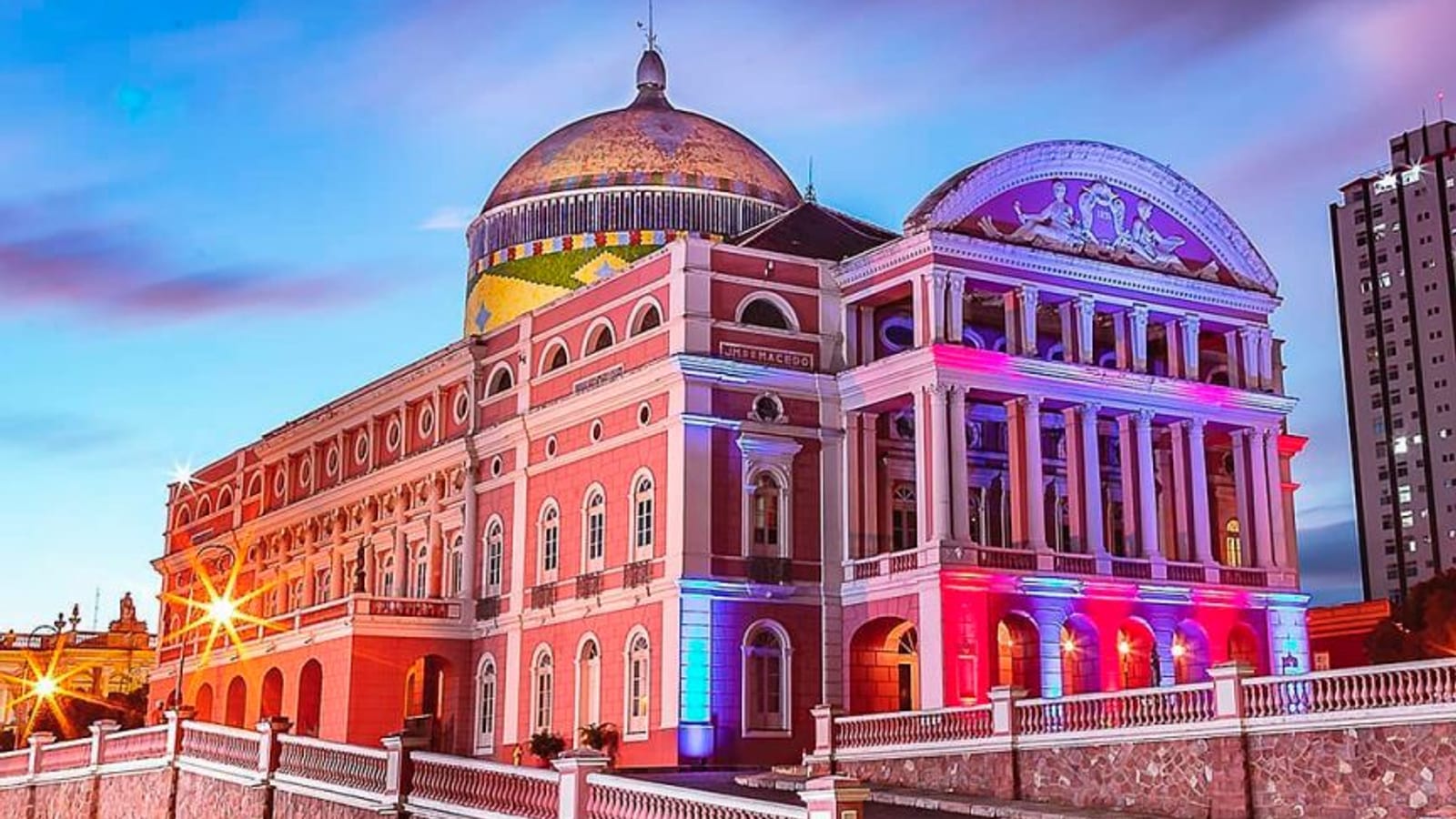 O Teatro Amazonas iluminado ao anoitecer, em Manaus