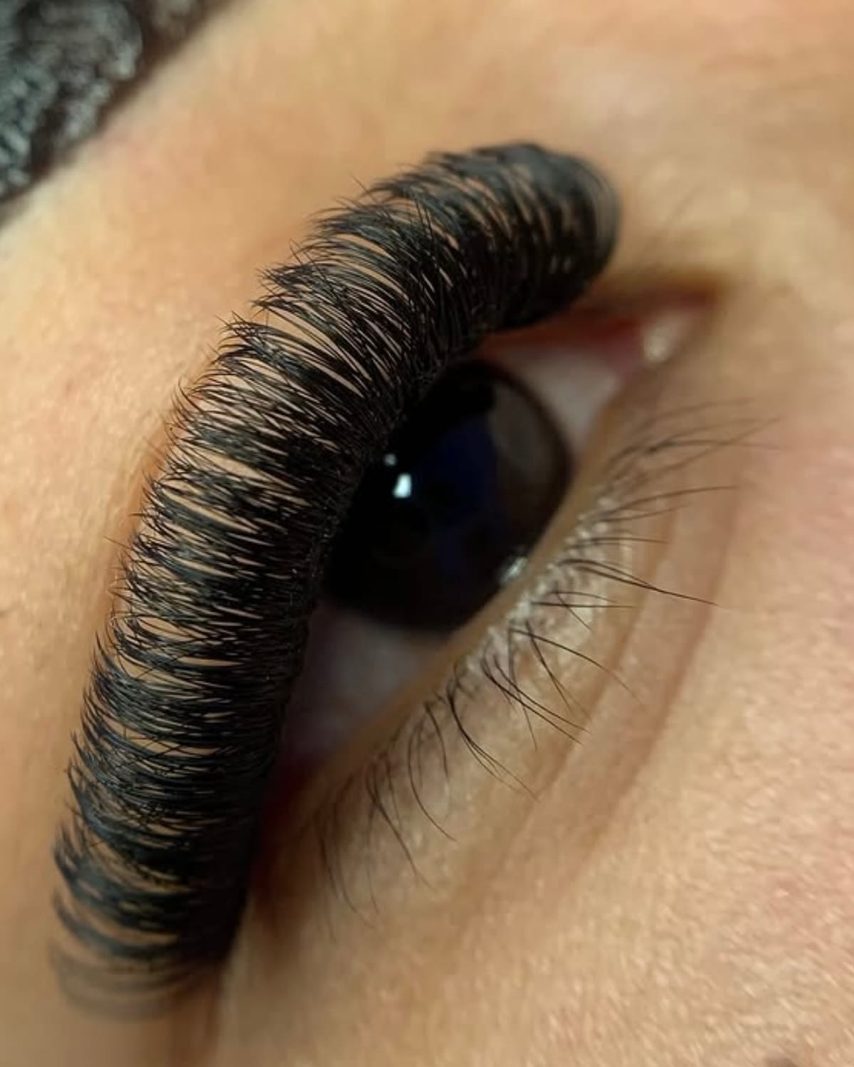 Tufo de Seda — Mega Volume — O fio de seda em mega volume: linha cheia e marcada, sem o peso da extensão fio a fio.